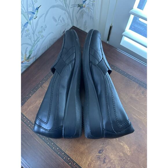 PFR Women's CLARKS Sz 8 Black leather Classic Square toe Low Wedge Loafers Shoe - Picture 5 of 7